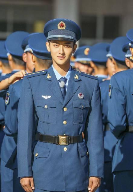 男明星军装图片,探寻男明星的帅气军装瞬间